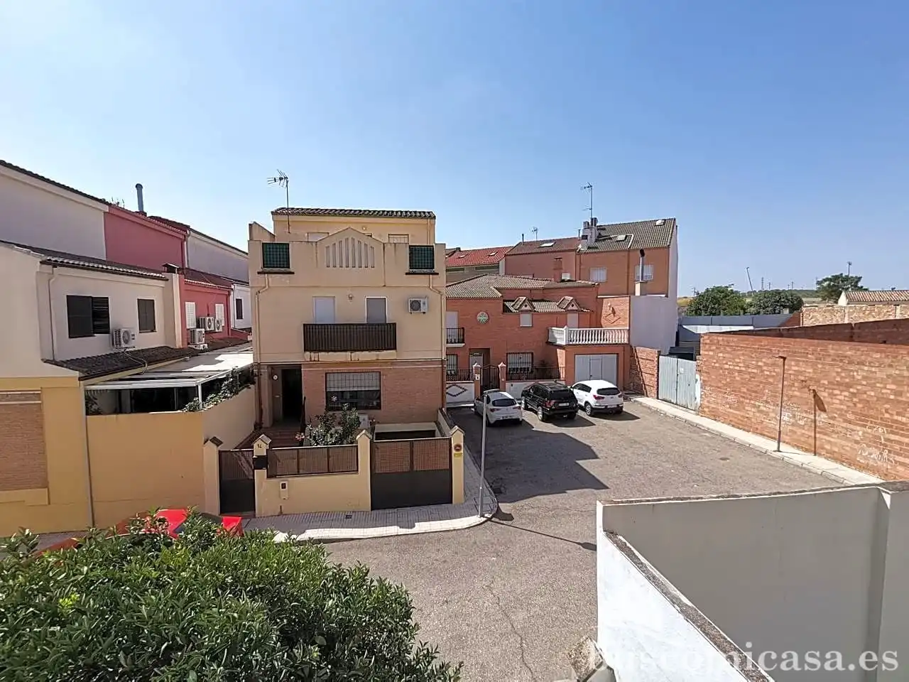 Vista exterior de Casa o xalet en venda en Linares amb Terrassa i Balcó