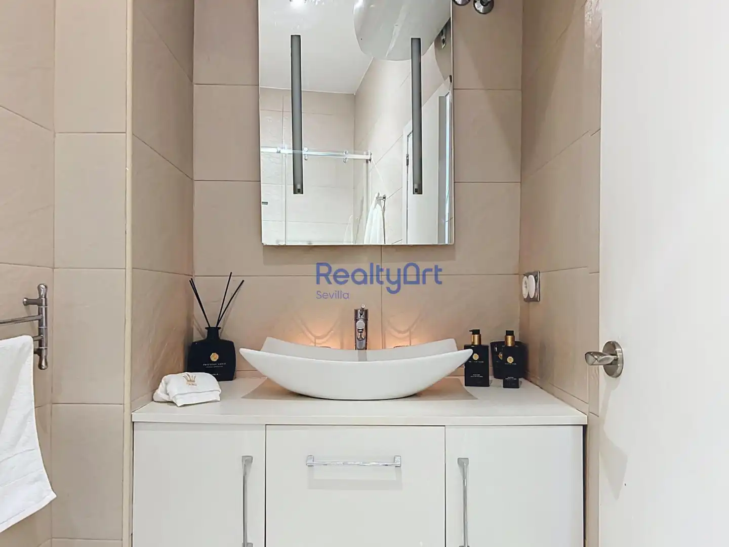 Bathroom of Attic for sale in Sevilla  with Air Conditioner, Terrace and Furnished