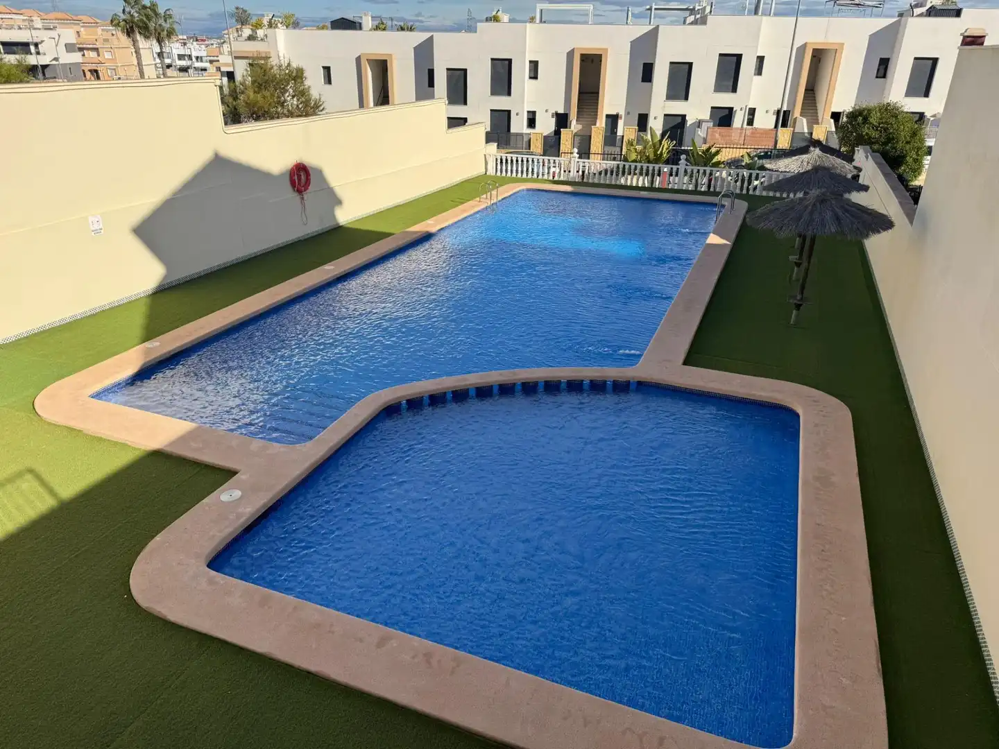 Piscina de Casa adosada en venda en Orihuela amb Aire condicionat, Jardí privat i Terrassa