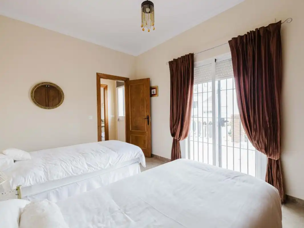 Dormitori de Casa o xalet en venda en Alhaurín El Grande amb Aire condicionat, Calefacció i Jardí privat