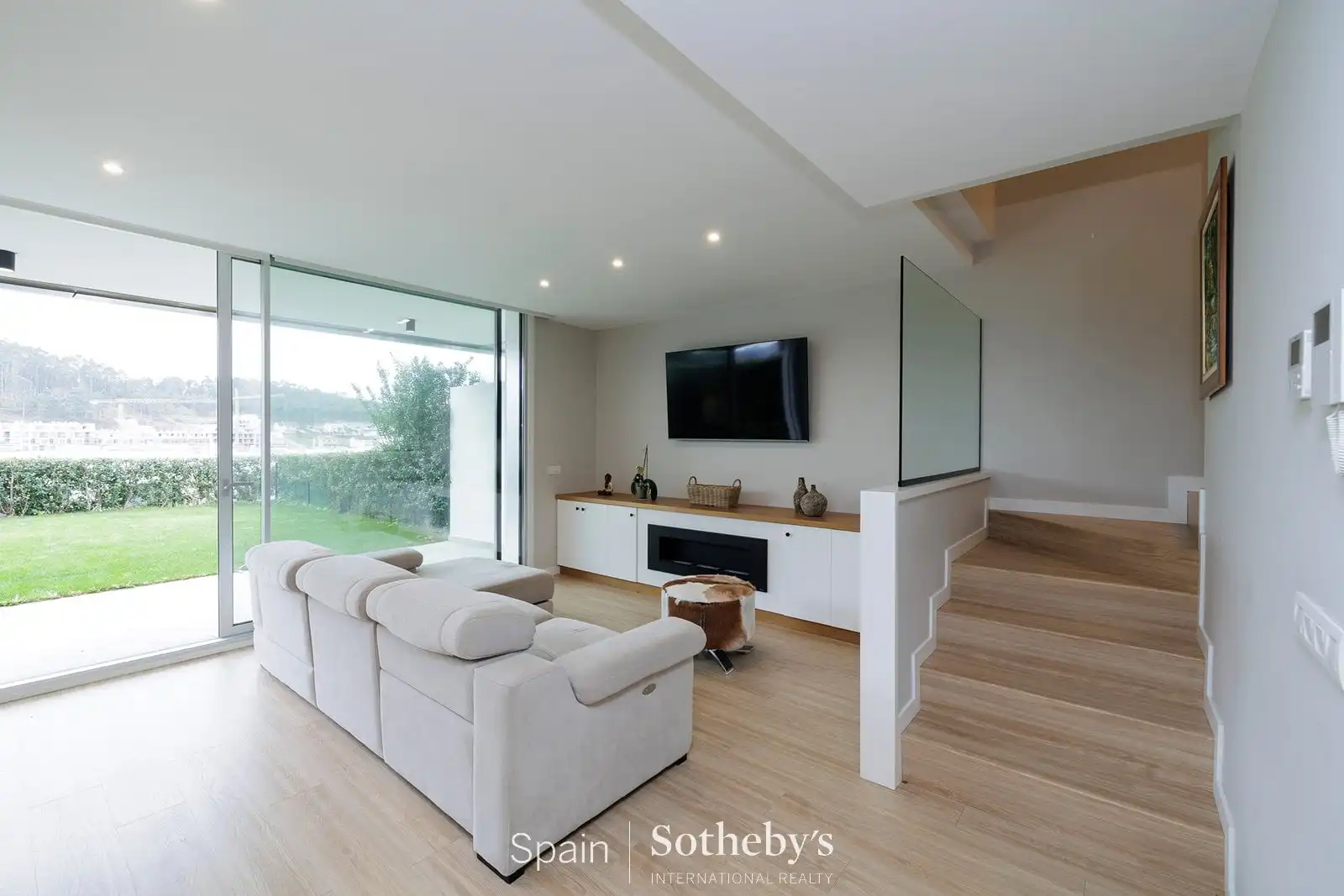 Sala de estar de Casa adosada en venta en Pontevedra Capital  con Aire acondicionado, Jardín privado y Terraza