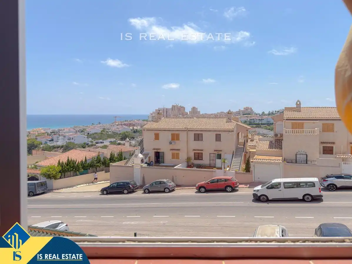 Vista exterior de Estudi en venda en Torrevieja amb Calefacció, Terrassa i Moblat