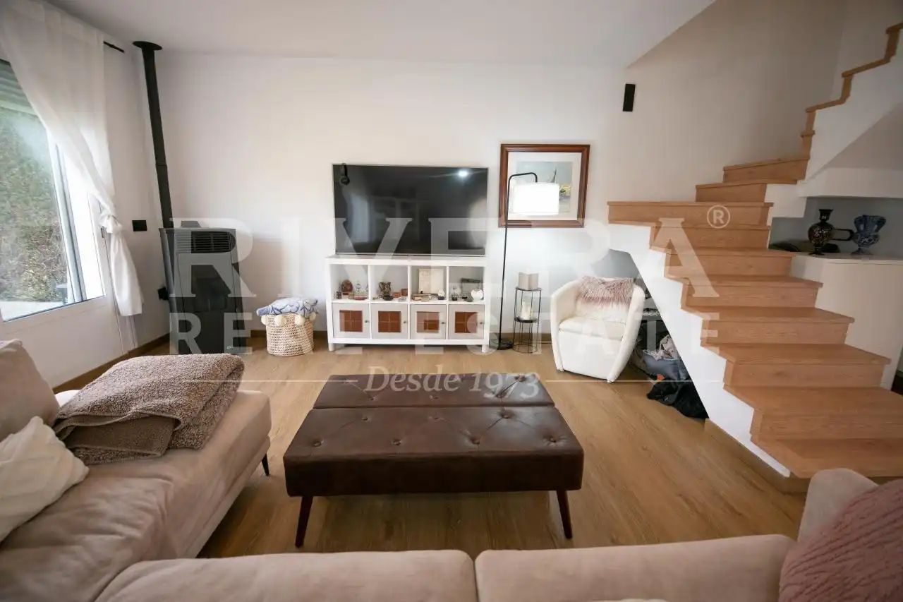 Sala d'estar de Casa adosada en venda en Sanxenxo amb Calefacció, Jardí privat i Terrassa