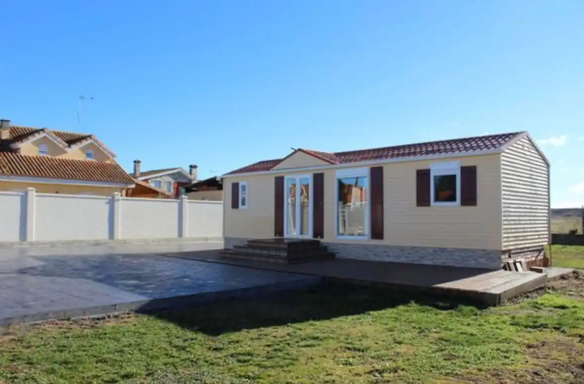 Vista exterior de Casa o xalet en venda en Santas Martas amb Aire condicionat, Calefacció i Jardí privat
