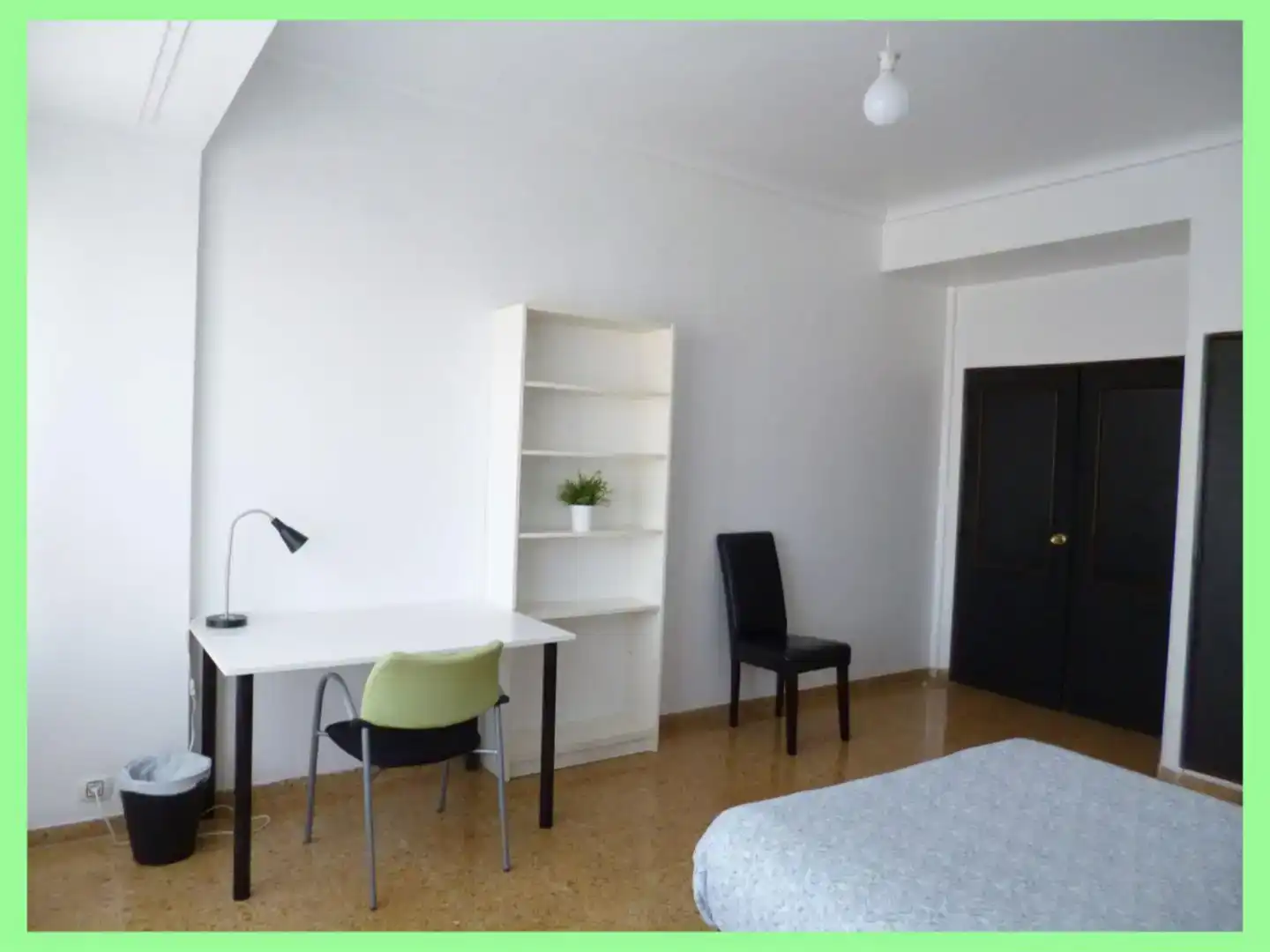 Bedroom of Flat for share in Delicias