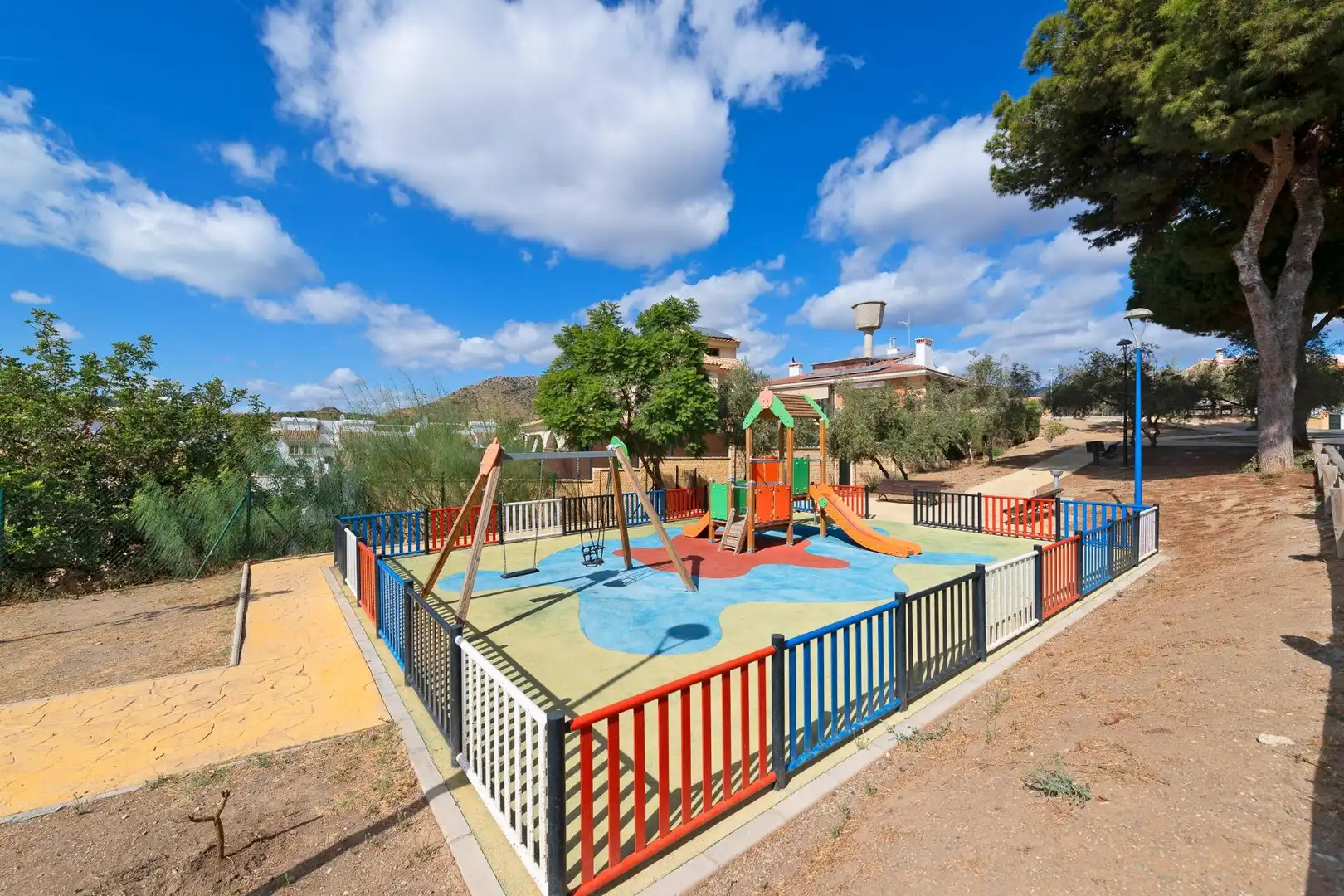 Vista exterior de Casa adosada en venta en Rincón de la Victoria con Terraza y Piscina comunitaria
