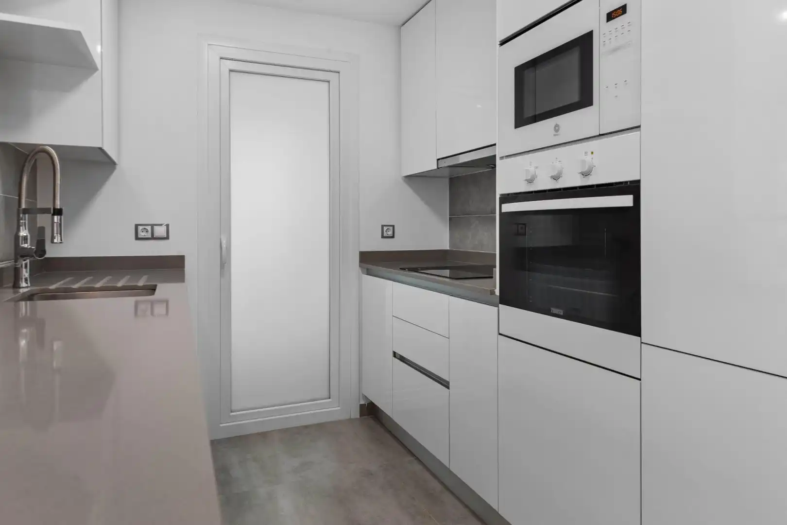Cuina de Apartament en venda en Elche / Elx amb Aire condicionat, Calefacció i Jardí privat