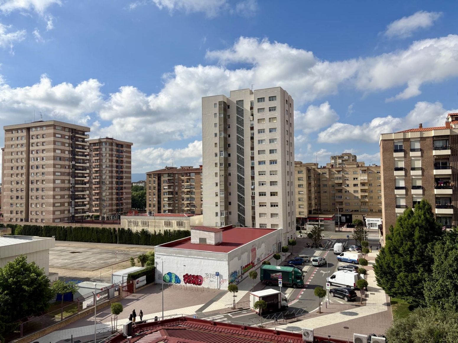 Vista exterior de Pis en venda en  Logroño amb Calefacció, Parquet i Terrassa