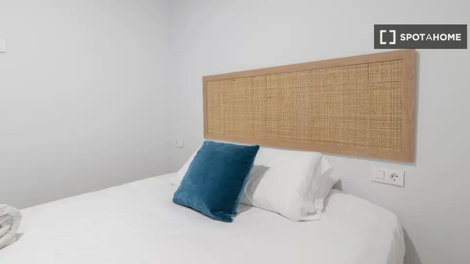 Habitación de Apartamento para compartir en El Puig de Santa Maria con Aire acondicionado, Terraza y Amueblado