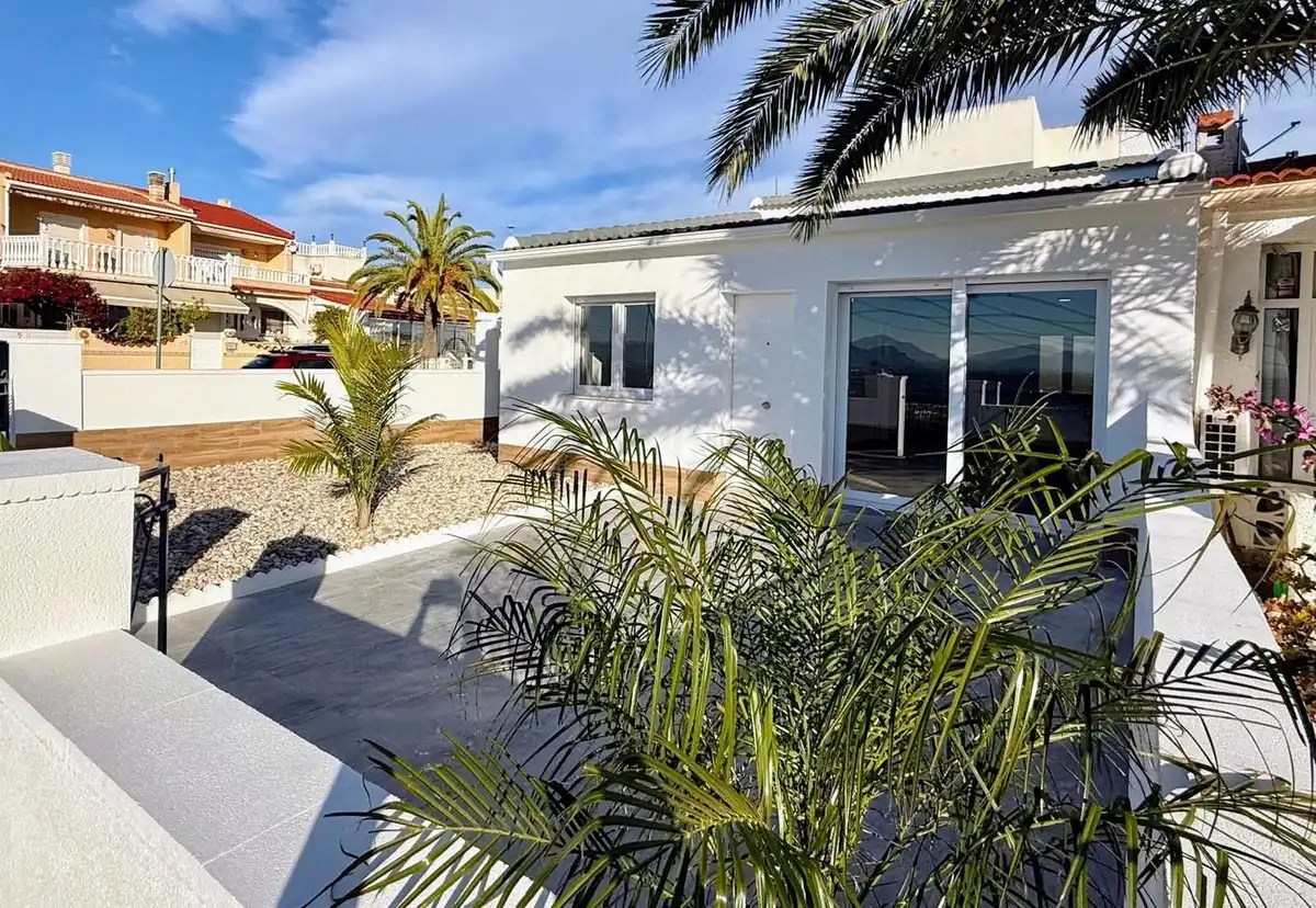 Vista exterior de Casa o xalet en venda en Rojales amb Jardí privat, Terrassa i Traster