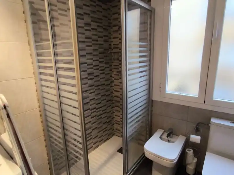 Bathroom of Flat for share in  Logroño  with Heating, Parquet flooring and Furnished