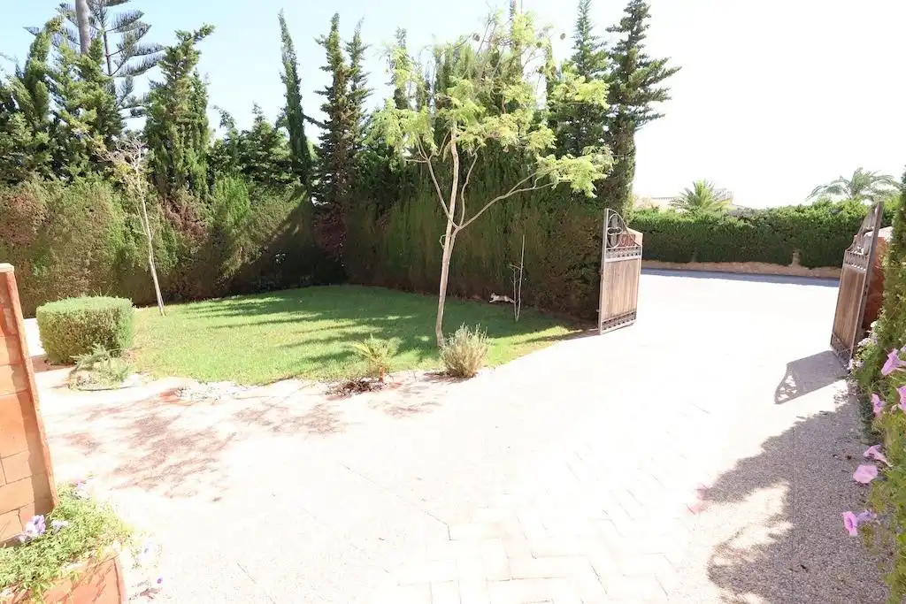 Jardí de Casa o xalet en venda en Orihuela amb Aire condicionat, Jardí privat i Terrassa