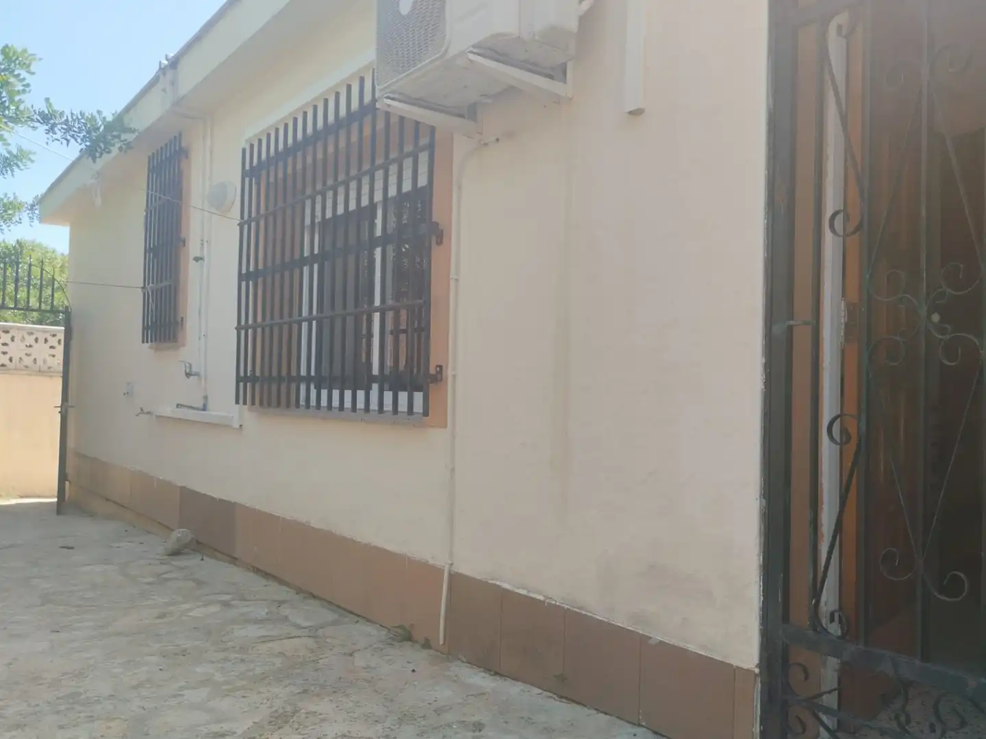 Vista exterior de Casa o xalet en venda en Alcanar amb Aire condicionat, Jardí privat i Terrassa