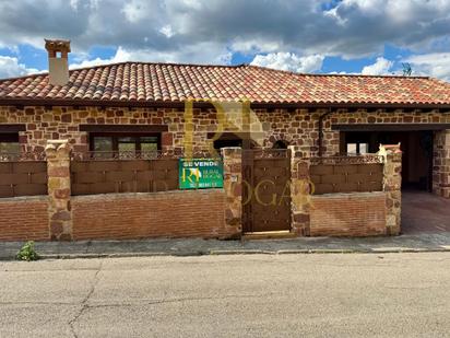 Vista exterior de Casa o xalet en venda en Sigüenza amb Calefacció, Jardí privat i Parquet