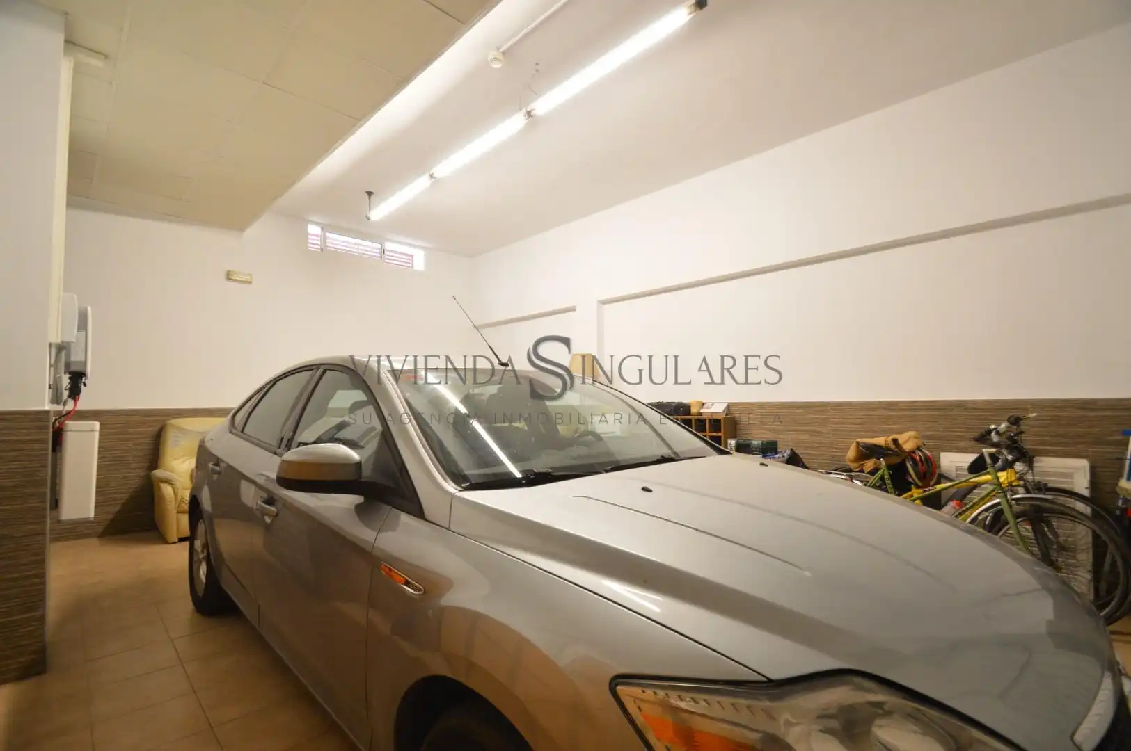 Aparcament de Casa adosada en venda en Alcalá de Guadaira amb Aire condicionat, Jardí privat i Terrassa