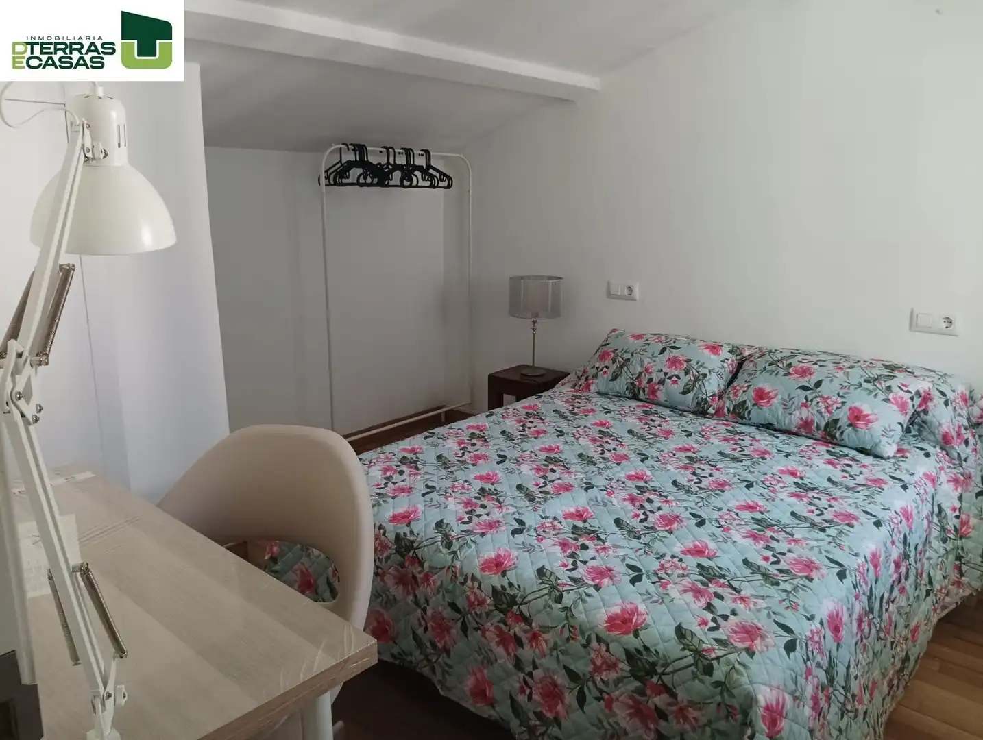 Habitación de Ático para compartir en Pontevedra Capital  con Calefacción, Terraza y Amueblado