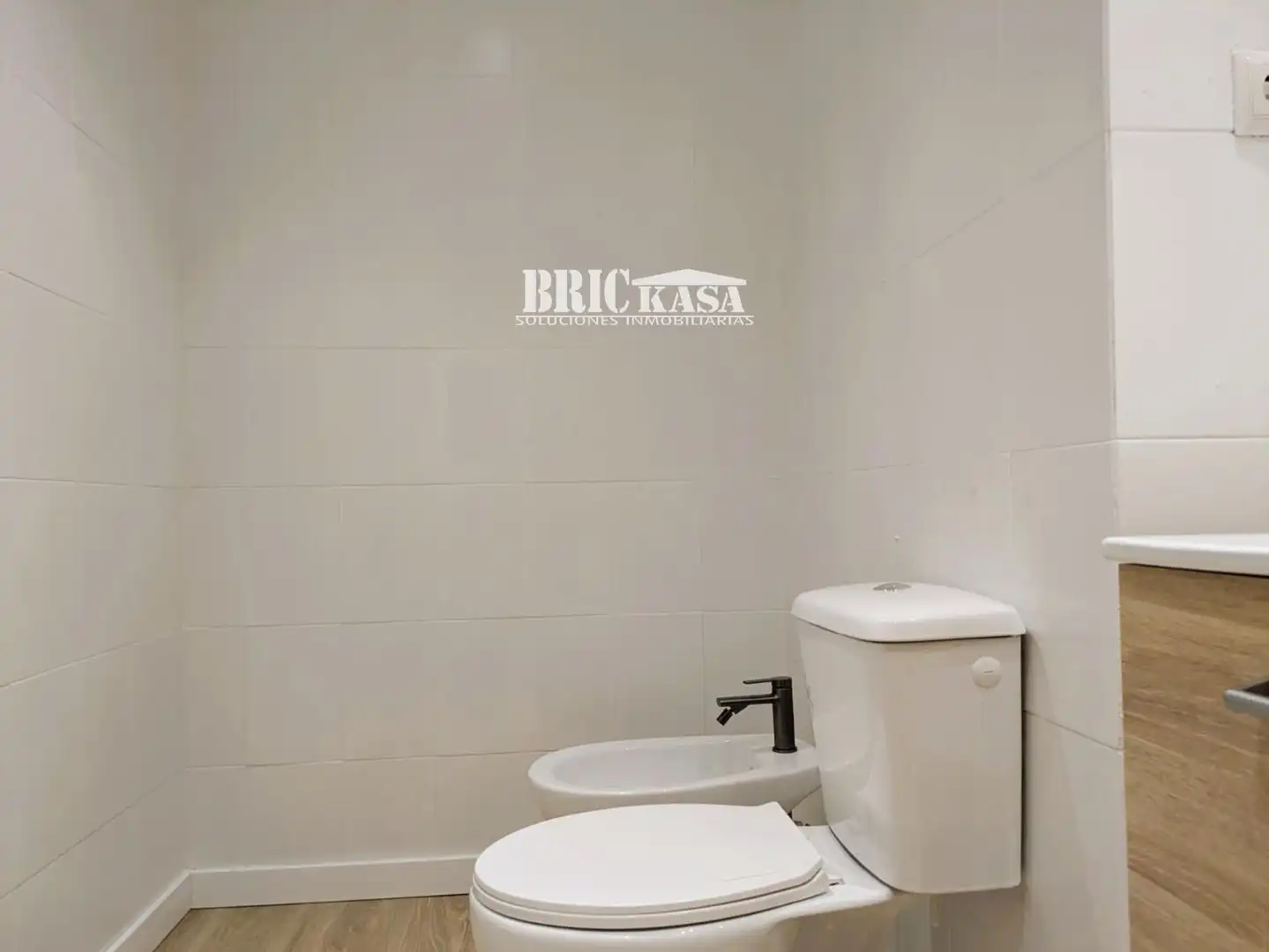 Baño de Piso en venta en Benalmádena con Terraza, Piscina y Amueblado