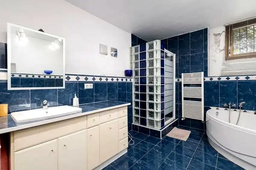 Badezimmer von Haus oder Chalet zum Verkauf in Málaga mit Klimaanlage, Heizung und Privatgarten