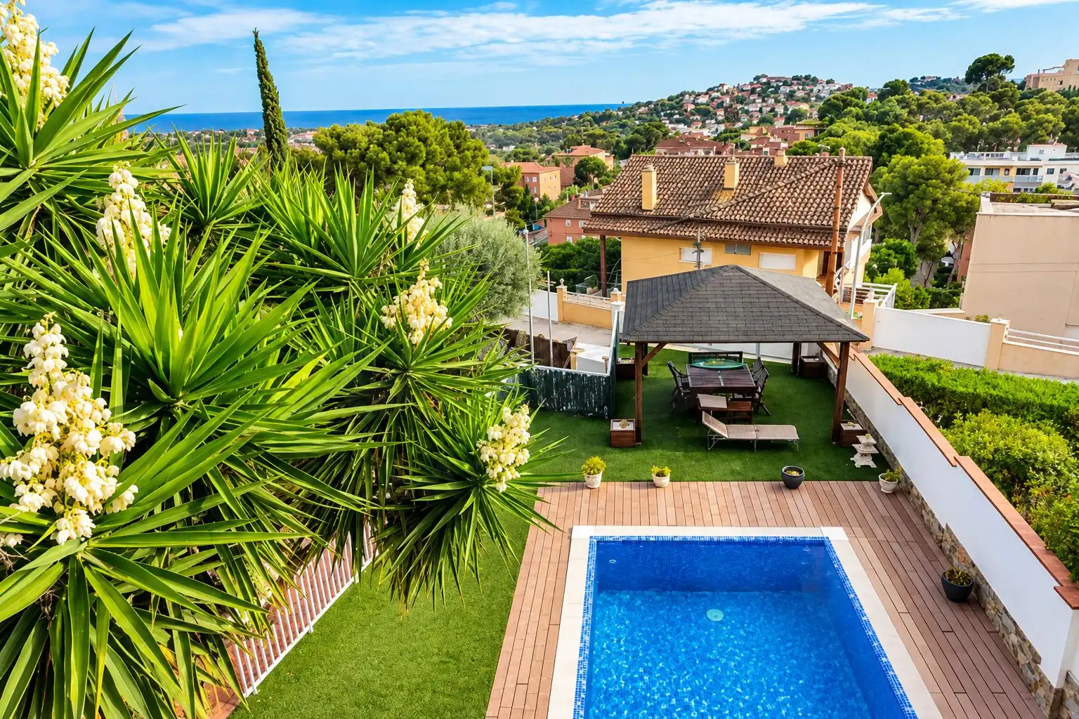 Casa aparellada amb piscina en venda a Can Roca