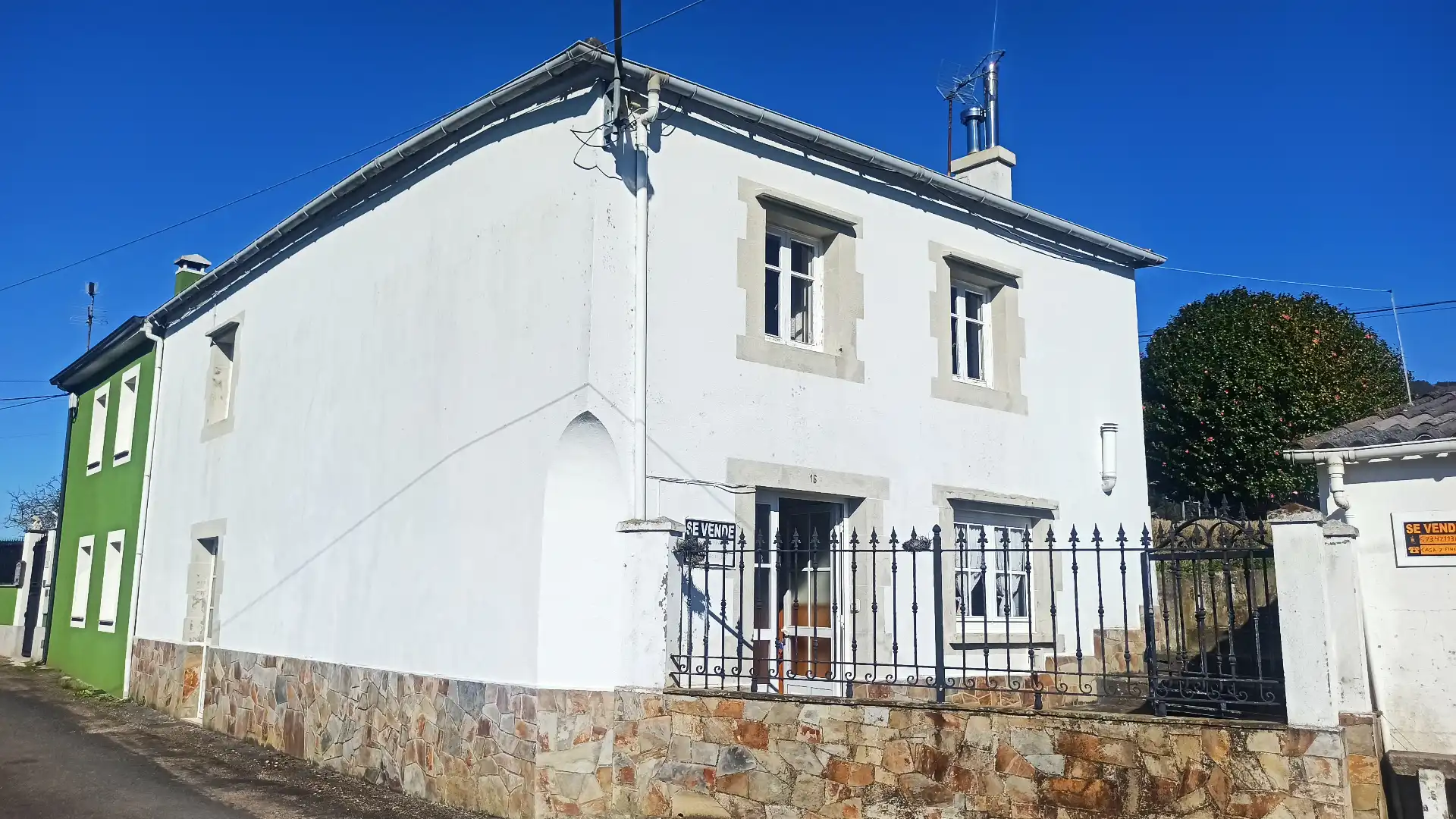 Vista exterior de Casa o xalet en venda en Viveiro amb Jardí privat, Moblat i Forn