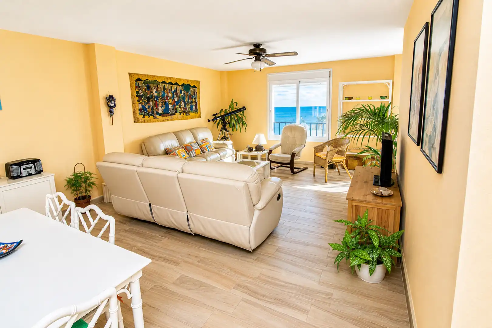 Wohnzimmer von Dachboden zum Verkauf in Manilva mit Klimaanlage, Terrasse und Schwimmbad