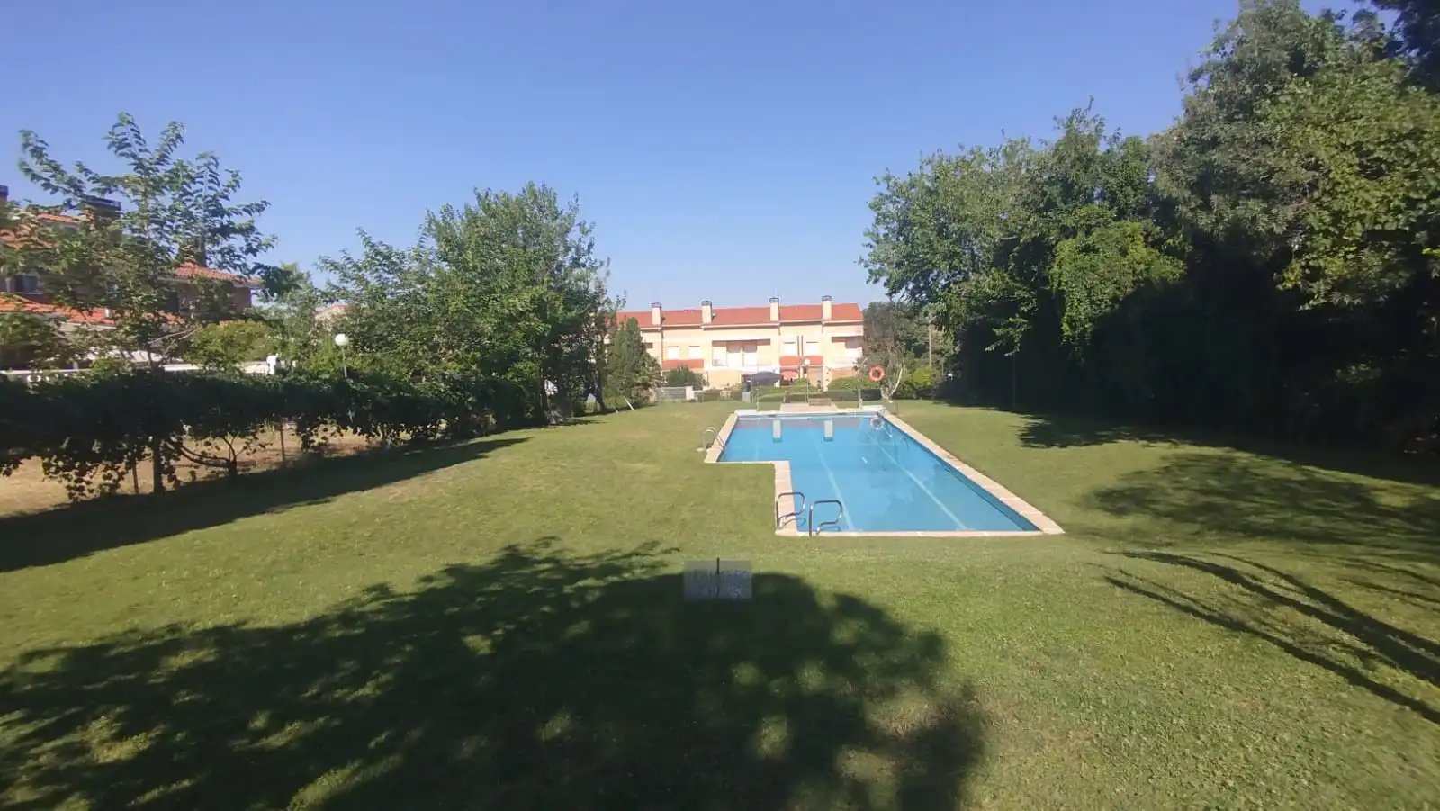 Piscina de Casa adosada en venda en Uceda amb Calefacció, Jardí privat i Parquet