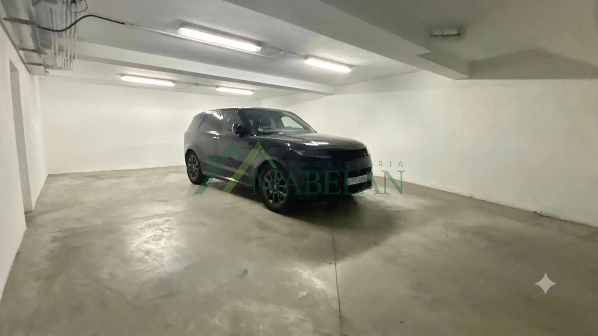 Parkplatz von Einfamilien-Reihenhaus zur Miete in Madrid mit Klimaanlage, Privatgarten und Terrasse