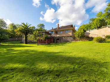 Villa avec balcon à vendre à La Premaña