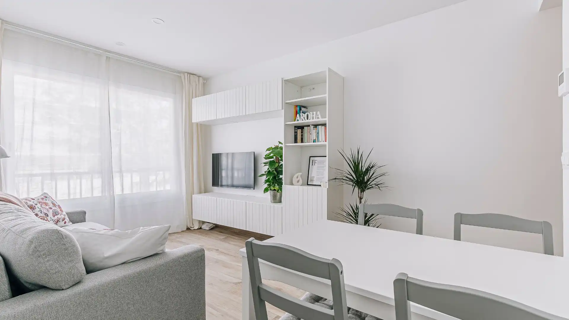 Sala d'estar de Pis en venda en Cornellà de Llobregat amb Aire condicionat, Calefacció i Moblat