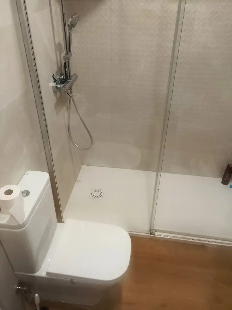 Badezimmer von Wohnung zur Miete in Oviedo  mit Heizung, Parkett und Abstellraum
