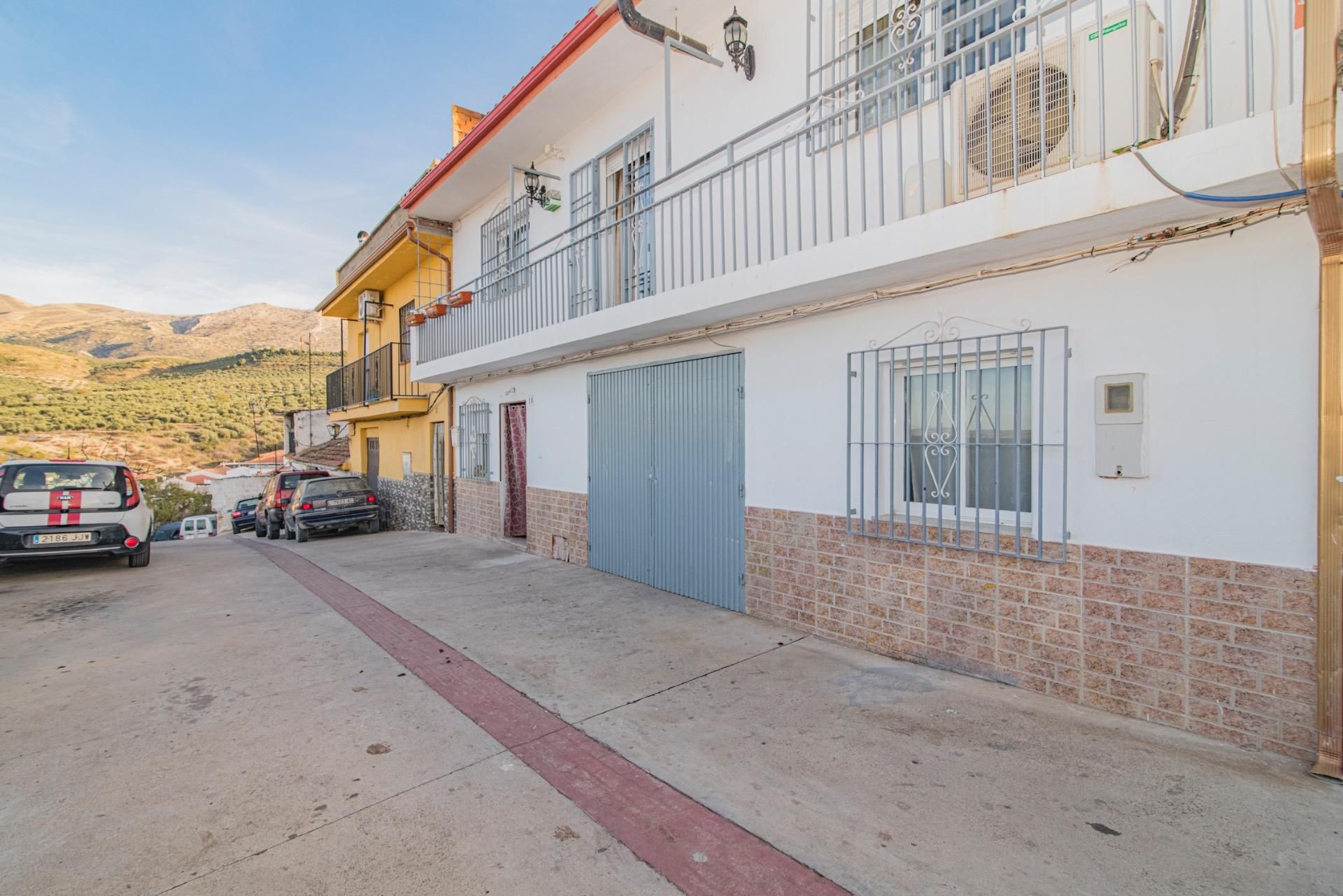 Vista exterior de Casa adosada en venda en Deifontes amb Calefacció i Balcó