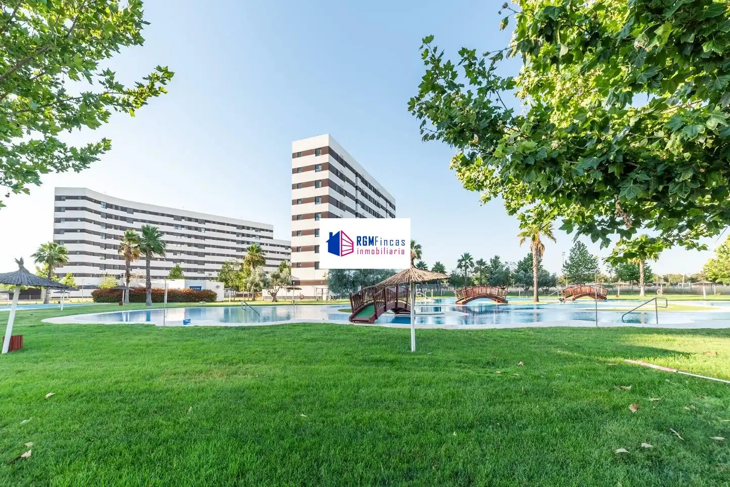 Vista exterior de Piso en venta en Sevilla con Aire acondicionado, Calefacción y Jardín privado