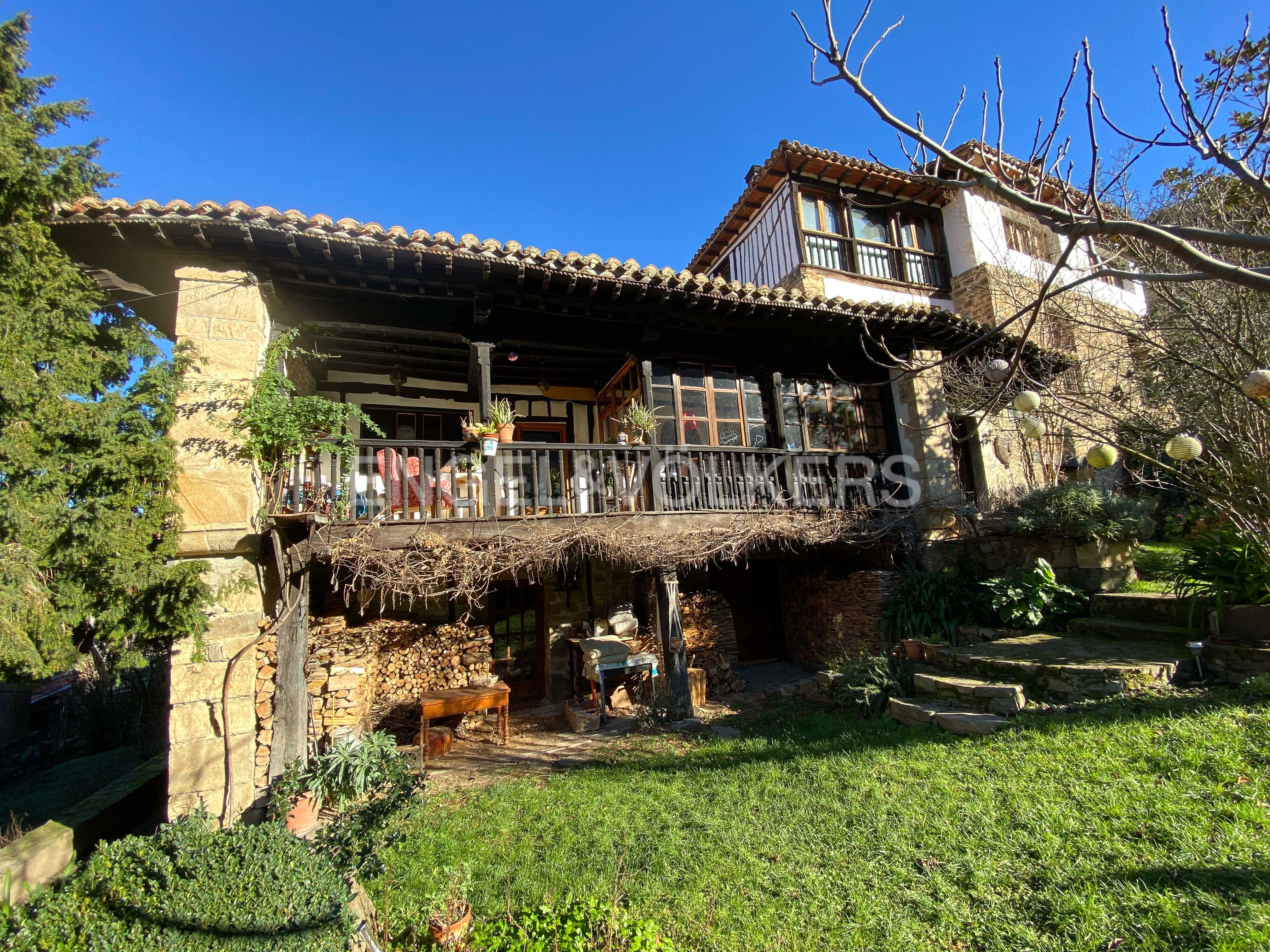Vista exterior de Casa o xalet en venda en Vega de Liébana amb Aire condicionat, Calefacció i Jardí privat