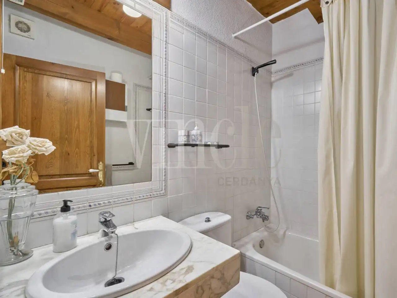 Bany de Casa o xalet en venda en Fontanals de Cerdanya amb Calefacció, Jardí privat i Parquet
