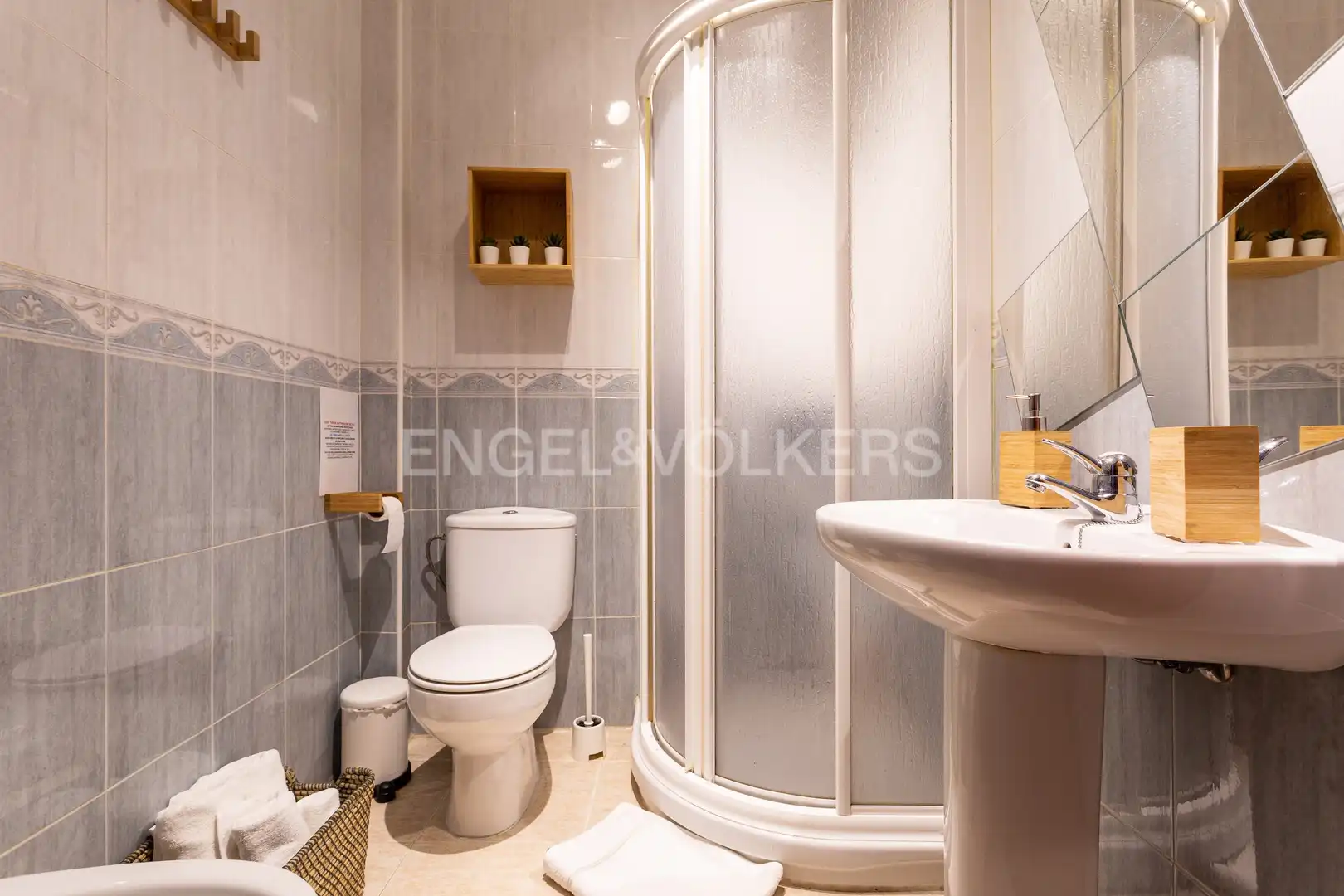 Bany de Apartament de lloguer en Sevilla amb Aire condicionat, Calefacció i Moblat