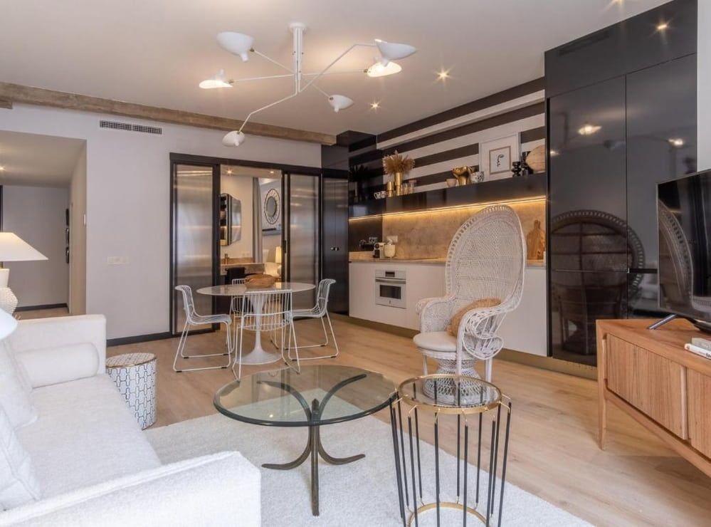 Sala d'estar de Pis de lloguer en  Sevilla Capital amb Aire condicionat, Moblat i Es permeten mascotes