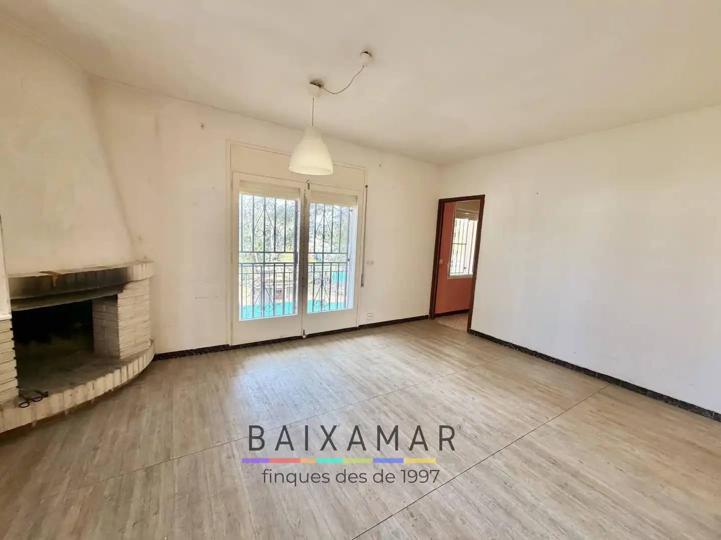 Sala d'estar de Casa o xalet en venda en Cubelles amb Calefacció, Jardí privat i Forn