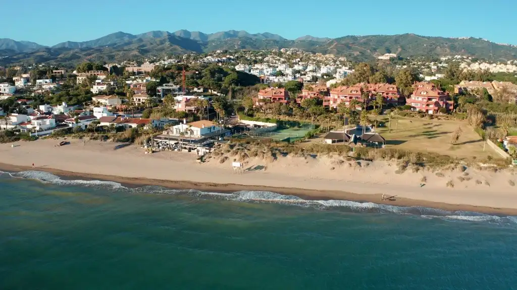 Vista exterior de Àtic en venda en Marbella amb Aire condicionat, Terrassa i Piscina comunitària