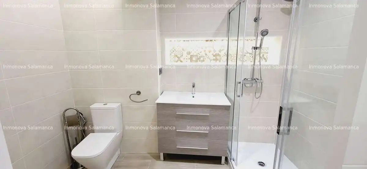 Badezimmer von Wohnung zur Miete in Salamanca mit Heizung und Möbliert
