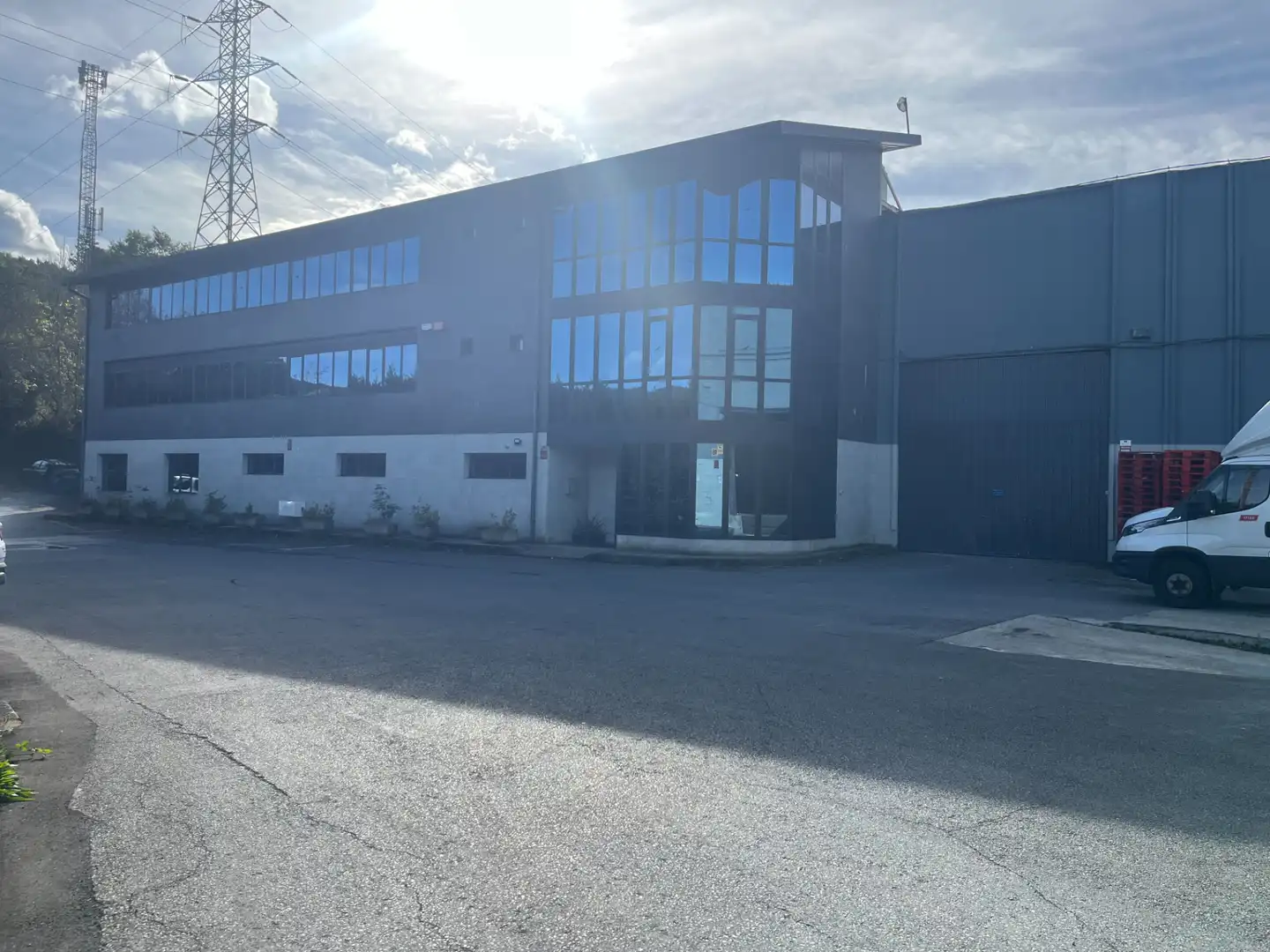 Außenansicht von Fabrikhallen zur Miete in Arrankudiaga / Zollo mit Heizung und Alarm