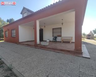 Vista exterior de Casa o xalet en venda en Alcázar de San Juan amb Jardí privat, Terrassa i Piscina