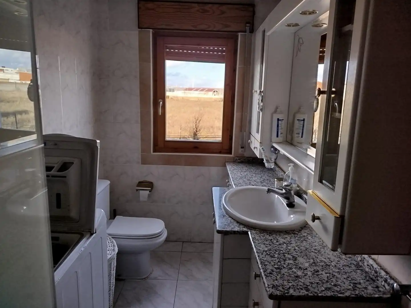 Bany de Casa o xalet en venda en Onzonilla amb Calefacció, Jardí privat i Parquet