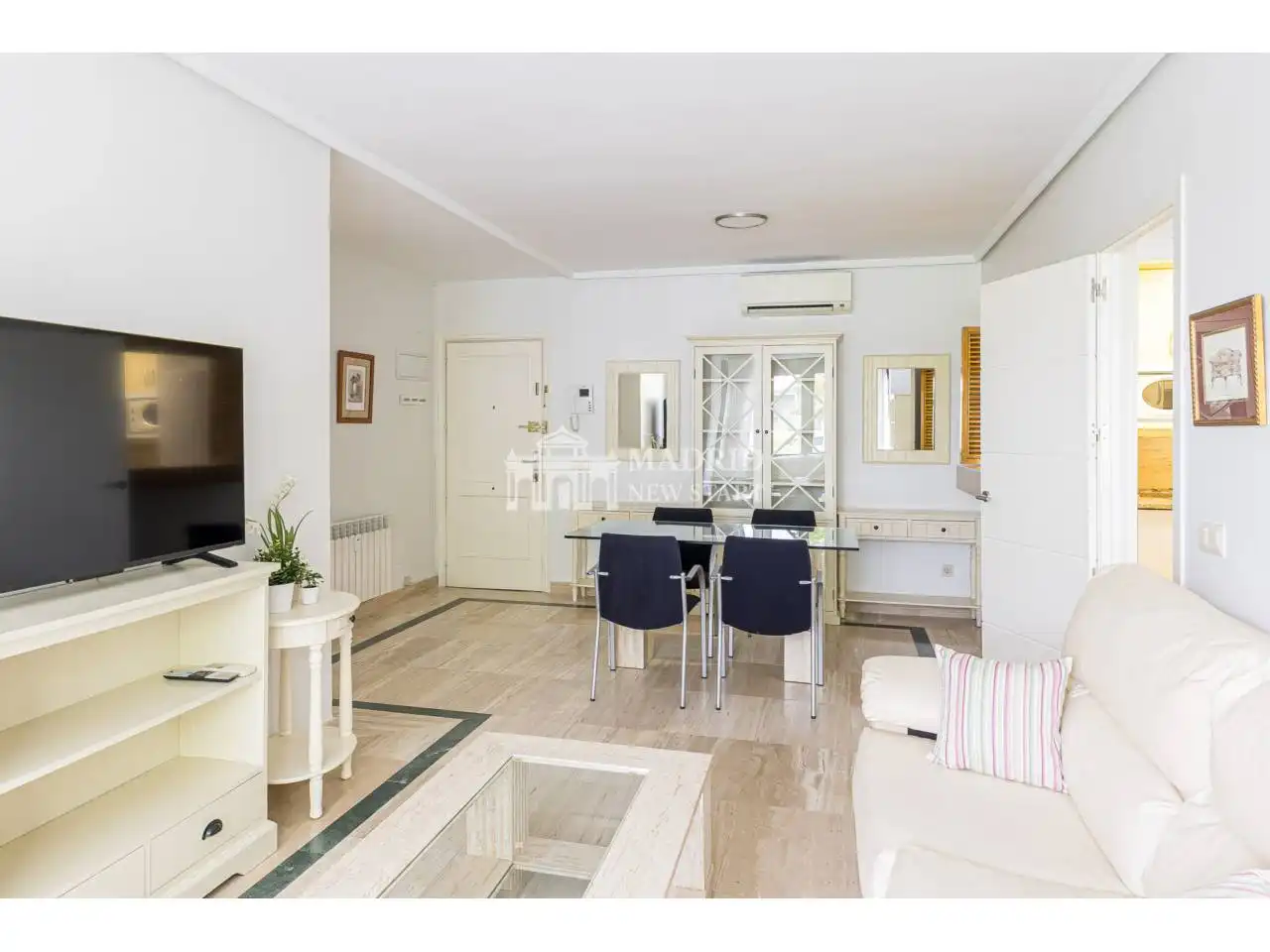 Living room of Flat for rent in Madrid  with Air Conditioner, Heating and Furnished
