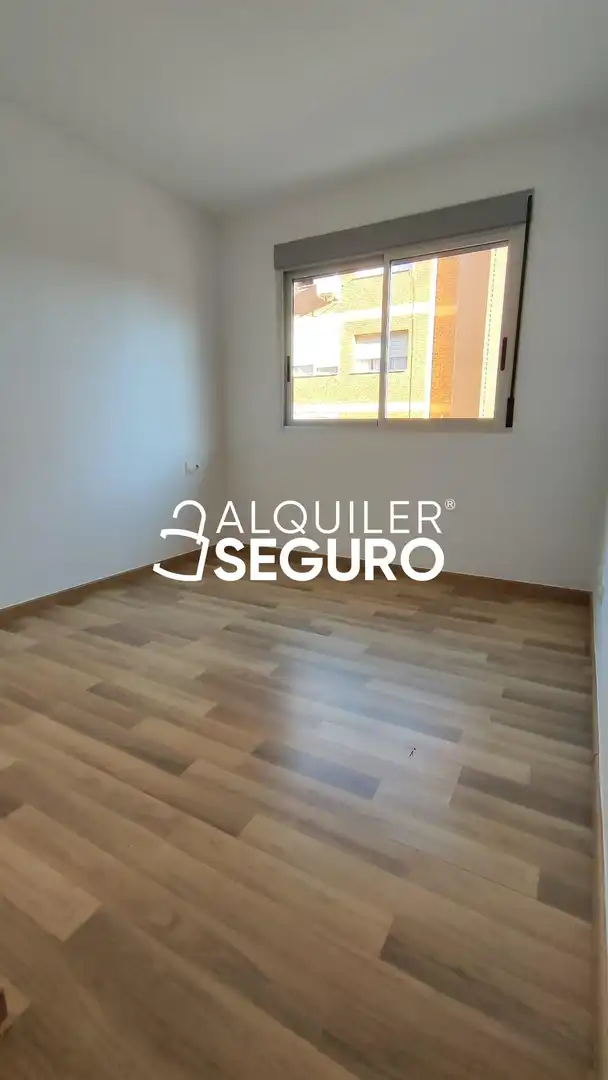 Bedroom of Flat for rent in Torrent  with Air Conditioner and Storage room
