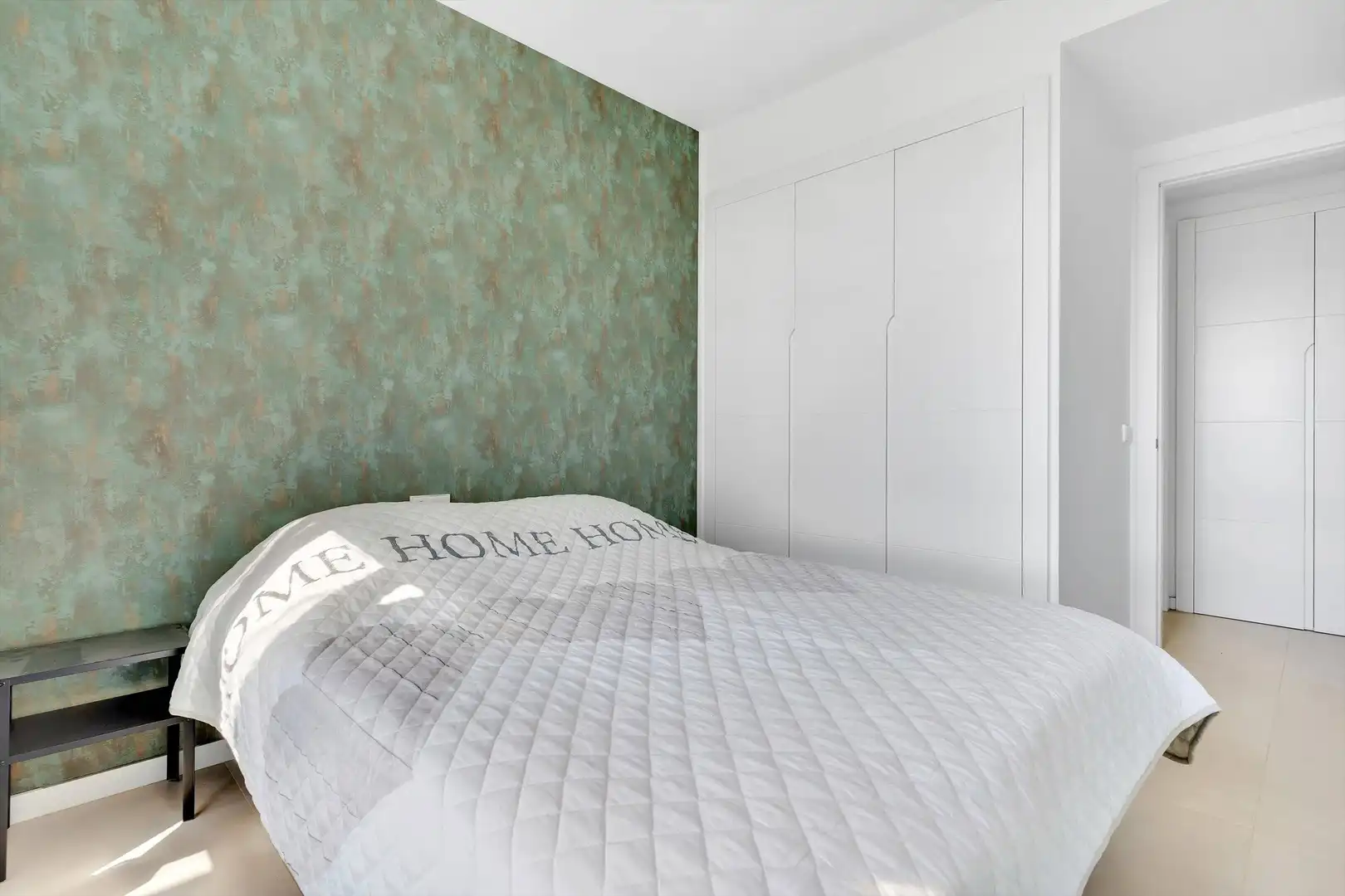 Dormitori de Apartament en venda en Fuengirola amb Aire condicionat, Jardí privat i Terrassa