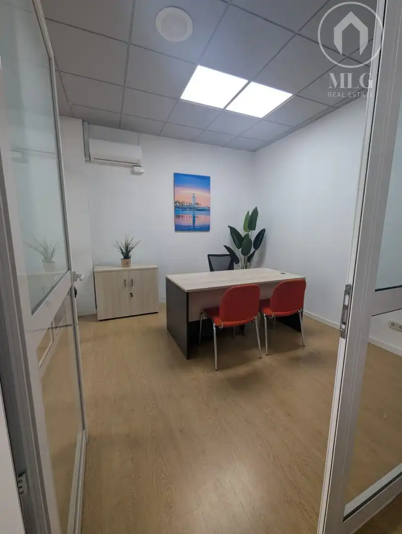 Oficina de alquiler en Málaga con Amueblado
