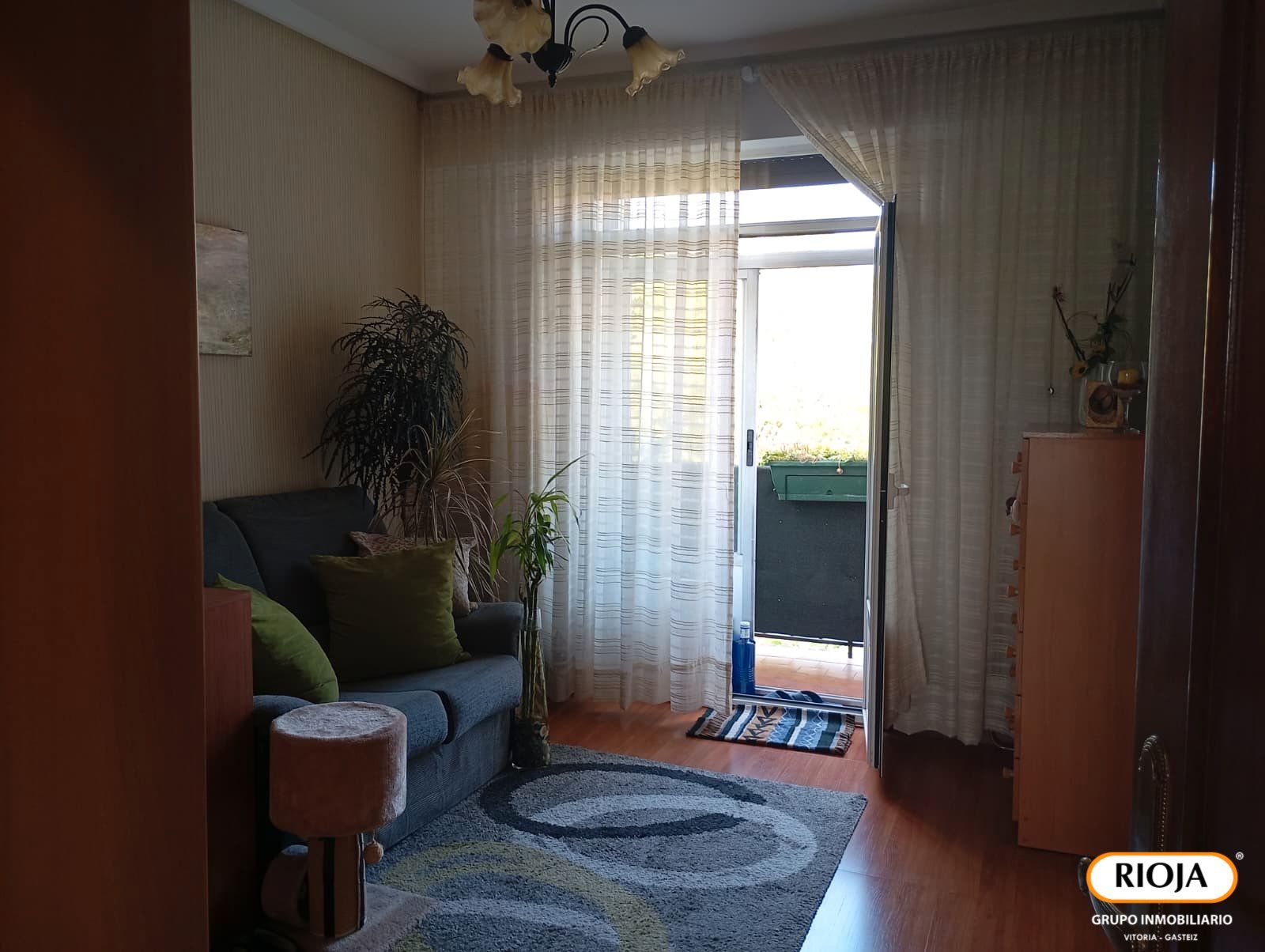 Sala d'estar de Pis en venda en Vitoria - Gasteiz amb Moblat