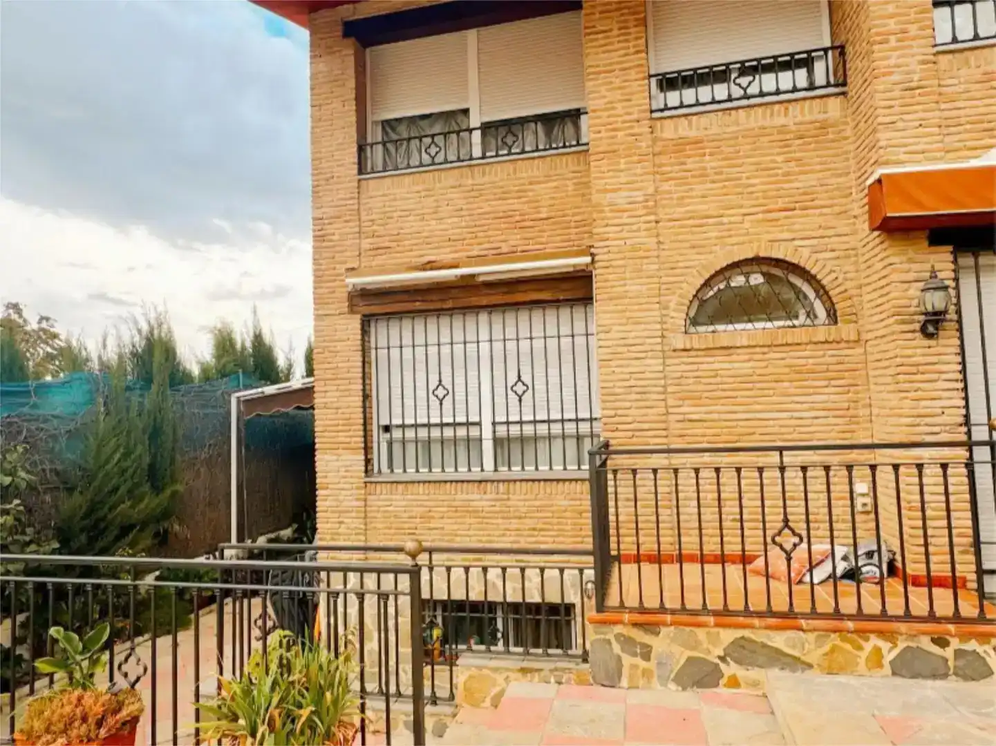 Vista exterior de Casa o xalet en venda en La Zubia amb Aire condicionat, Traster i Piscina