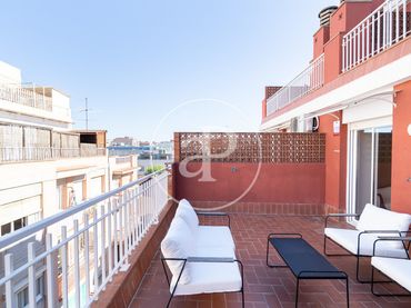 Àtic amb balcó en venda a Carrer de Montserrat