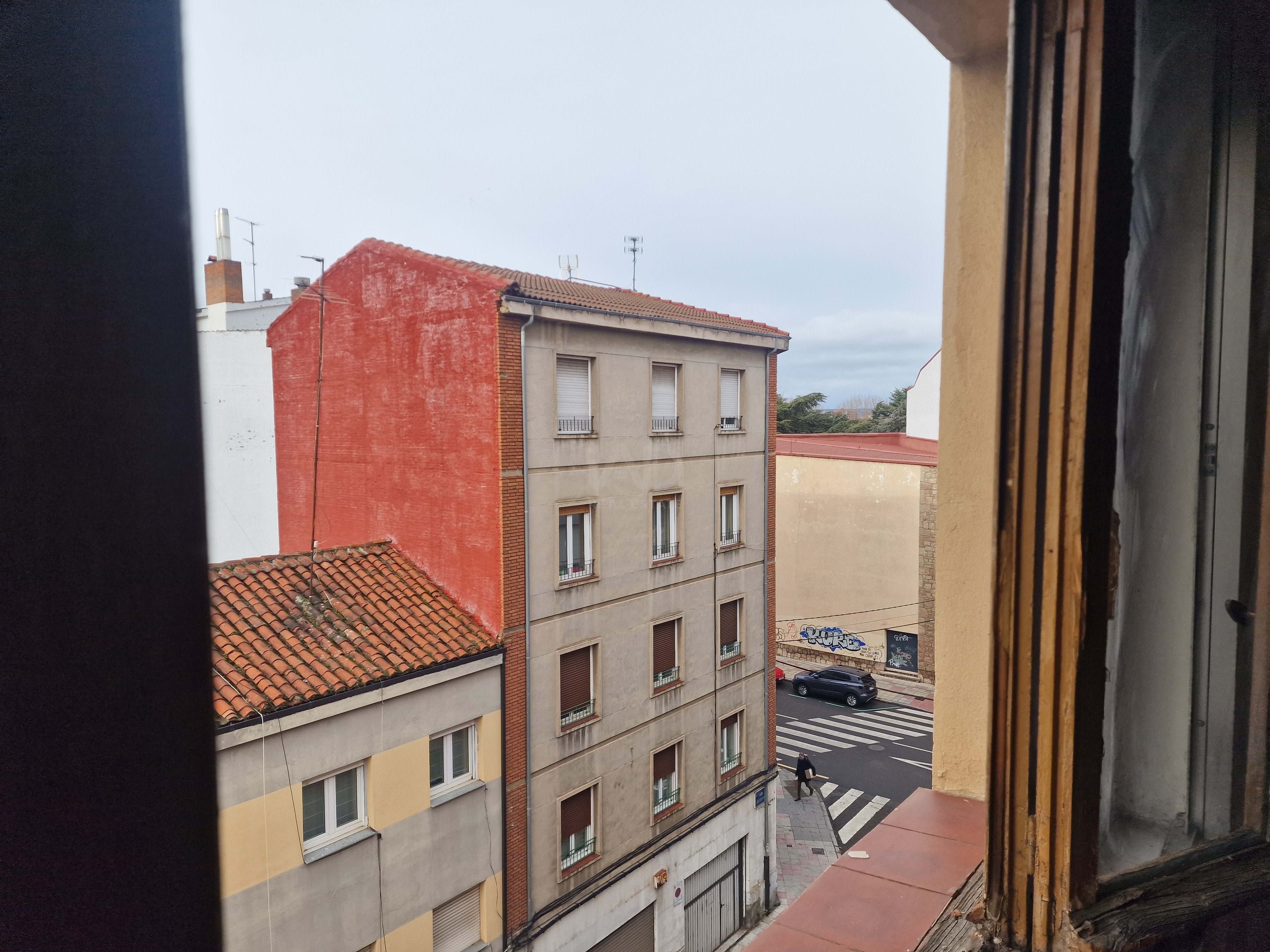 Vista exterior de Pis en venda en León Capital  amb Calefacció